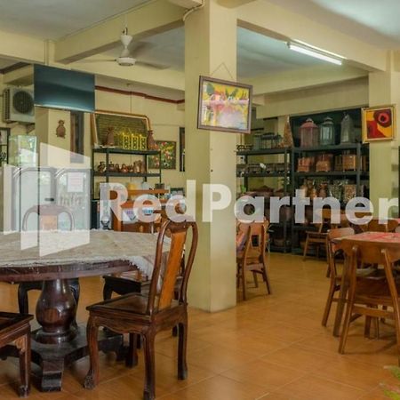 Vandhela Homestay Syariah Mitra Reddoorz Surabaya Exterior photo