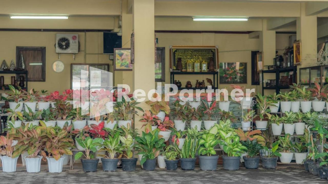 Vandhela Homestay Syariah Mitra Reddoorz Surabaya Exterior photo